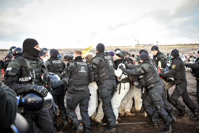 Gesamt wurden rund 40 Personen in einen bereitgestellten Bus der MIBRAG gebracht und hinausgefahren. Foto: Tim Wagner