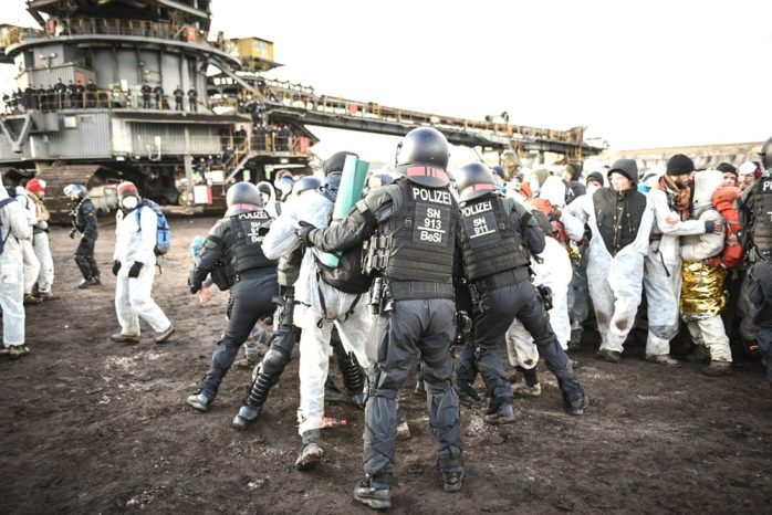 Rangeleien, mehr gab es nicht seitens der Polizei, welche selbst als erstes auf dem Bagger Stellung bezogen hat und diesen schützt. Foto: Tim Wagner