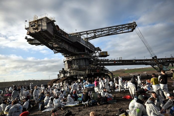 Bereits beim Eintreffen hat die Polizei auf den beiden Baggern Stellung bezogen, um ein Besteigen zu verhindern. Foto: Tim Wagner