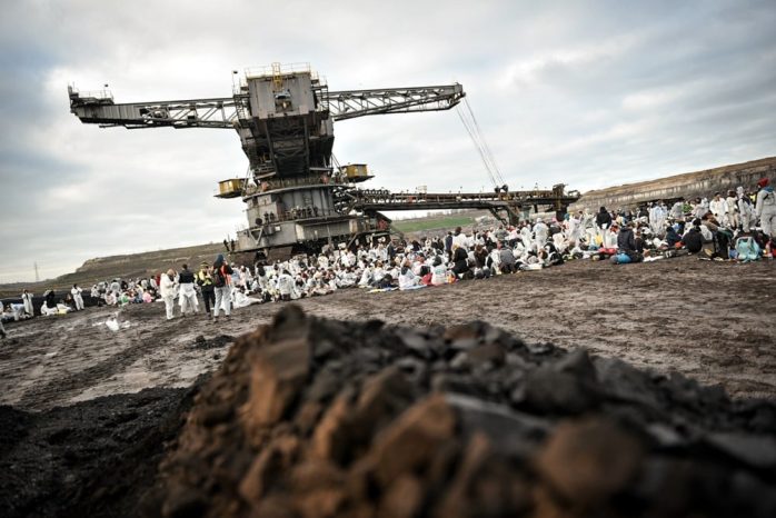 Warten auf die Reaktion der in deutlicher Unterzahl vertretenen Polizei. Foto: Tim Wagner