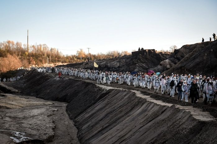 Während "Ende Gelände" in den Tagebau Peres einfließt, beobachten die Beamten das Geschehen. Foto: Tim Wagner