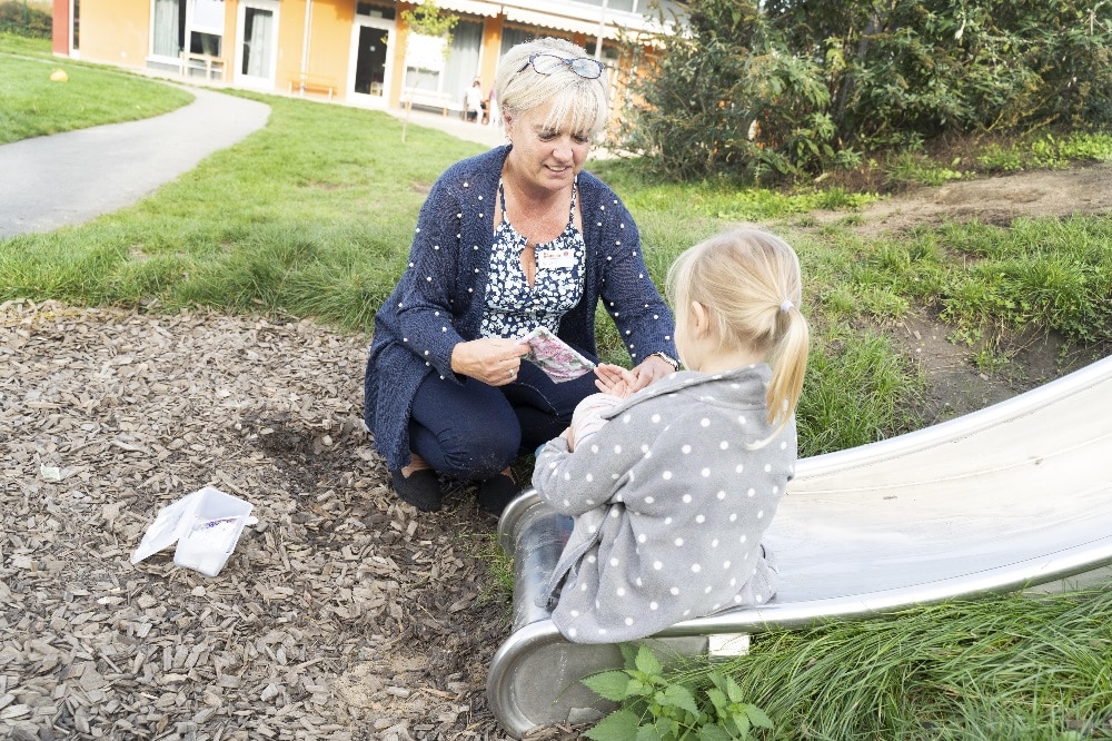 Evi Zeise versorgt ein gestürztes Mädchen mit einem Pflaster. Foto: Johanniter/Sebastian Späthe