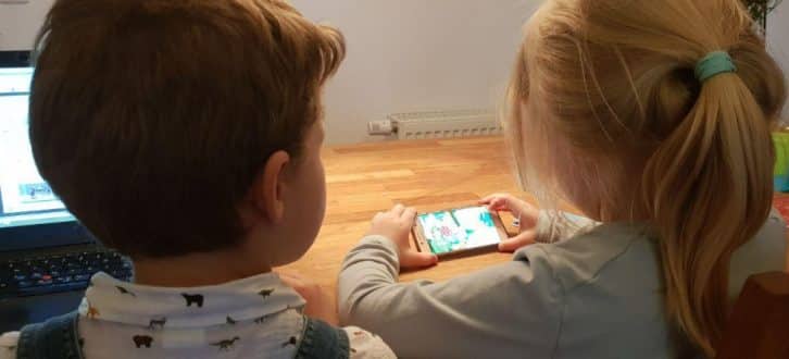 Zu zeitig zu viel Smartphone ist schädlich für die Entwicklung des kindlichen Gehirns. Foto: L-IZ.de