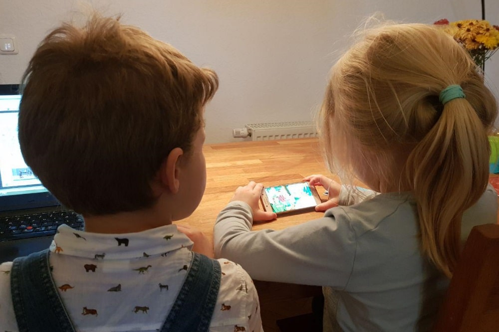 Zu zeitig zu viel Smartphone ist schädlich für die Entwicklung des kindlichen Gehirns. Foto: L-IZ.de