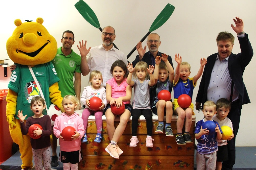 Bei der Eröffnung dabei waren SC DHfK-Präsident Bernd Merbitz, Bernd Schmid und Dietmar Czekay von der Abteilungsleitung Rudern, Kindersporttrainer Javier Farizo und das Sportikus-Maskottchen (hinten v.r.n.l.). Quelle: SC DHfK Leipzig