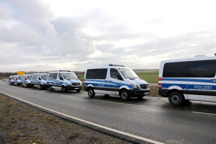 Herrenlose Einsatzwagen auf dem Weg und Schlammspuren auf der Fahrbahn. Foto: Michael Freitag