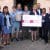 Am Südpol: Jugendliche, Streetworker, LWB-Geschäftsführerin Iris Wolke-Haupt (2.vl.) Projektleiter Guntram Fischer (5.vl.) und Bundesministerin Franziska Giffey mit dem dicken Scheck für „Leipziger JugendWohnen“. Foto: Frank Willberg