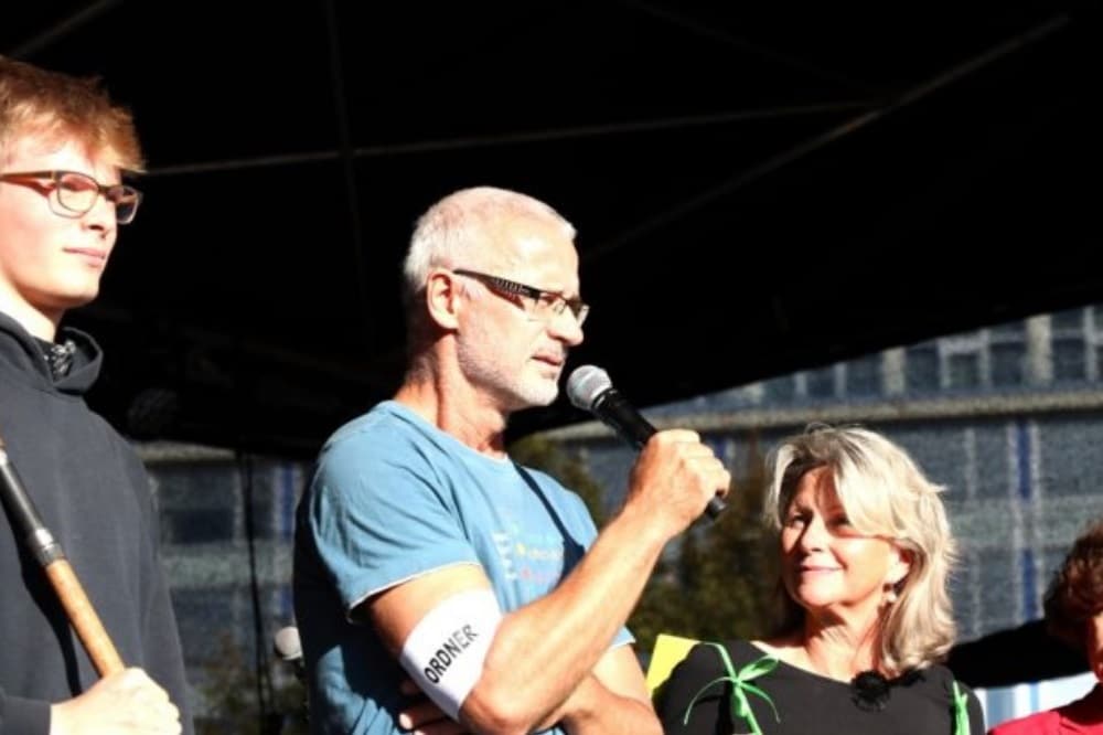 Jörg von den „Parents for Future“ Leipzig auf der Bühne beim Klimastreik am 20.09.2019. Foto: L-IZ.de