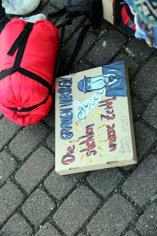 Keine Demo - nur ein Schild auf dem Boden. Foto: Michael Freitag