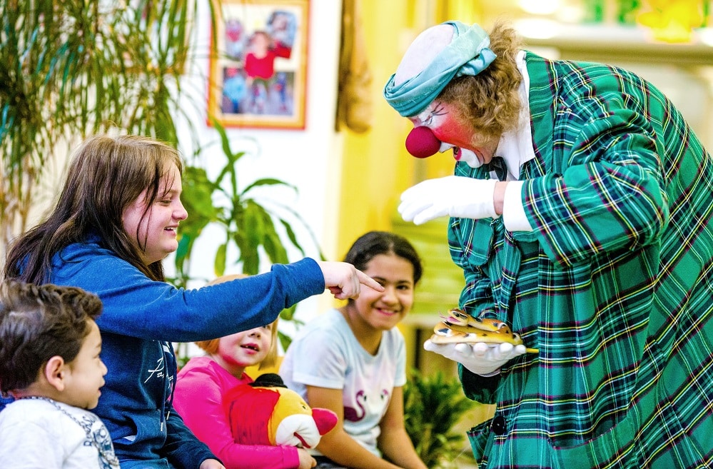 Viel Spaß hatten die chronisch nierenkranken Kinder des KfH-Nierenzentrums für Kinder und Jugendliche Leipzig mit dem Zirkusclown Herrn Lui. Quelle: KfH