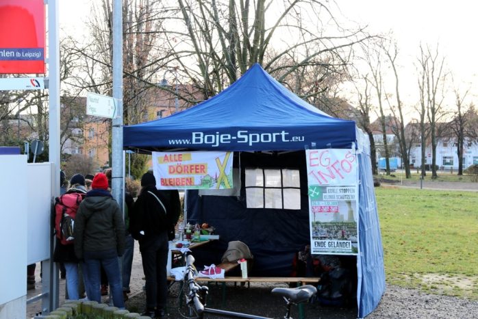 Erste Infos was so im Tagebau los ist für die Reisegruppe "Fridays for Future" auf der Landpartie. Foto: Michael Freitag