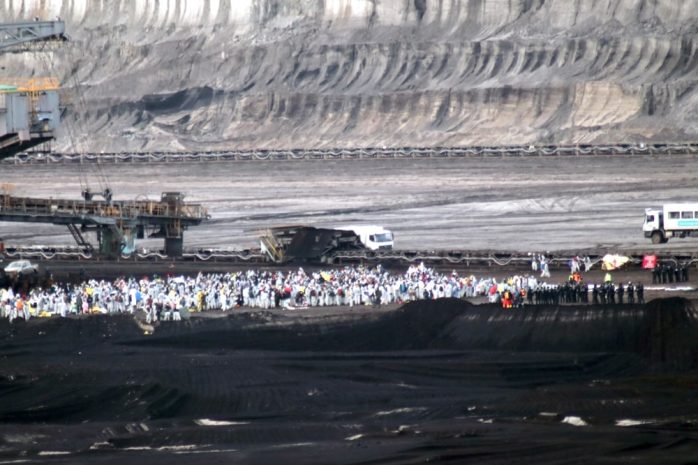 Mengenverhältnisse im Tagebau Peres, die Polizei ist nur mit einer Hundertschaft vertreten. Foto: Michael Freitag