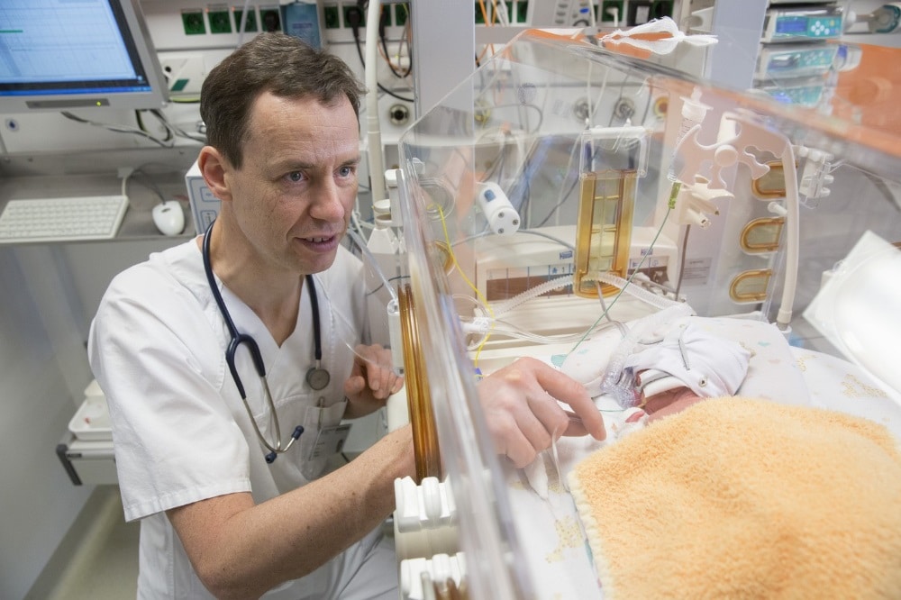 An der von Prof. Ulrich Thome geleiteten Abteilung für Neonatologie am UKL sind Mehrlingsfrühgeborene gar nicht mal so selten. Ihre Familien werden von ihm und seinen Mitarbeitern am Beginn dieses neuen Lebensabschnitts umfassend betreut. Foto: Stefan Straube / UKL