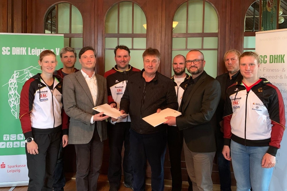 Kanutin Johanna Handrick, Bundestrainer Gunar Kirchbach, Leipzigs Bürgermeister Heiko Rosenthal, Leiter des Bundes- und Landesstützpunktes Kay Vesely, SC DHfK-Präsident Bernd Merbitz, Kanute Peter Kretschmer, Referatsleiter für Sportpolitik und Sportförderung im Staatsministerium des Innern Andreas Schumann, Architekt Heiko Kauerauf sowie Kanutin Melanie Gebhardt. Quelle: SC DHfK Leipzig