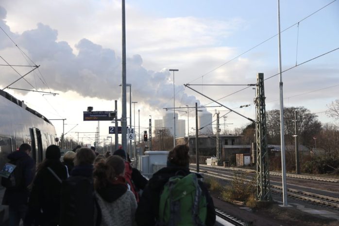 Ankunft der Reisegruppe am Samstag um 9:31 Uhr in Böhlen. Foto: Michael Freitag