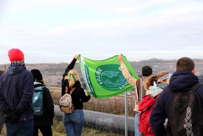 Eine Fahne in den Wind halten, um die Richtung der Böen zu prüfen? Foto: Michael Freitag