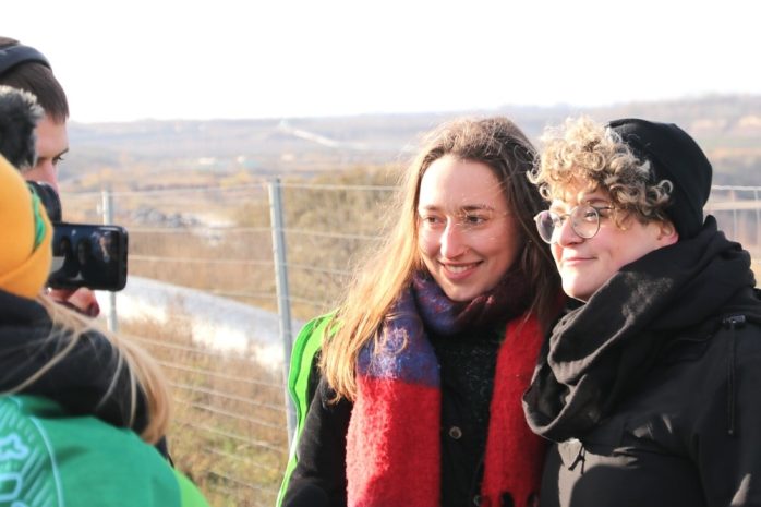 Sophia Salzberger (FFF Sachsen) und Sina Reisch (Ende Gelände) verstanden sich beim zufälligen Aufeinandertreffen auf Anhieb. Foto: Michael Freitag