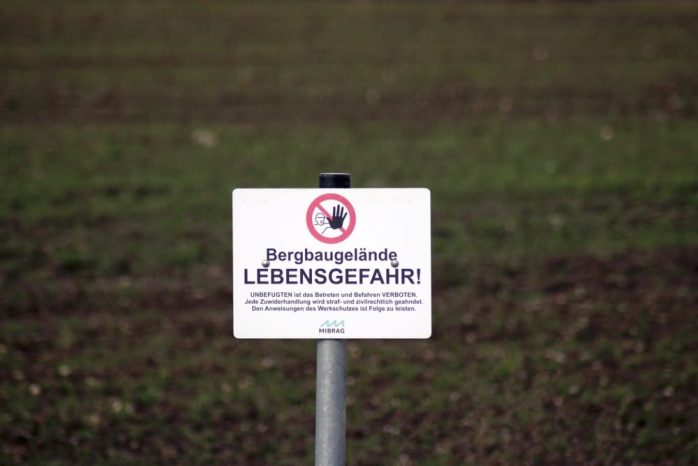 Sprengfallen? Auch auf dem Feld ist Lebensgefahr! Foto: Michael Freitag