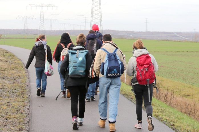 Ein ausgedehnter Wandertag von Fridays for Future im Kohlerevier entlang der untersagten Demoroute. Foto: Michael Freitag