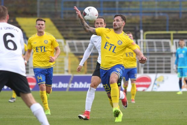 Sascha Pfeffer (Lok) hat den Ball im Blick. Foto: Jan Kaefer