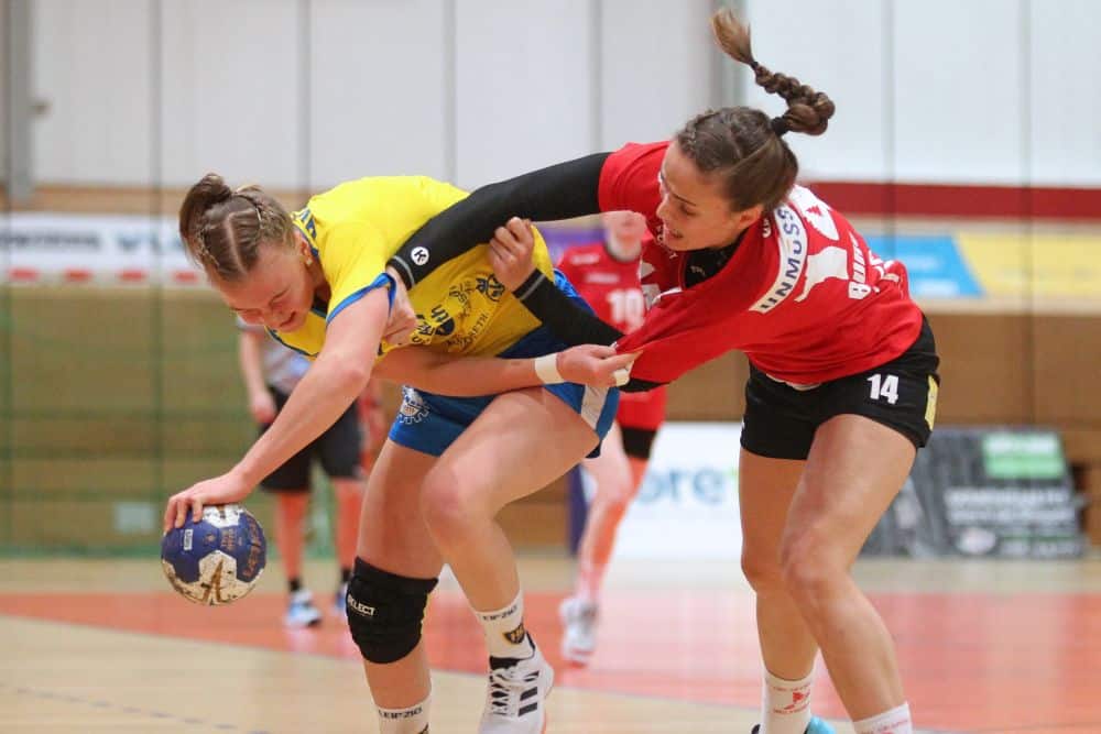 In einer hart umkämpften Partie - hier Pauline Uhlmann gegen Alica Burgert - hatten am Ende die Gäste die Nase knapp vorn. Foto: Jan Kaefer