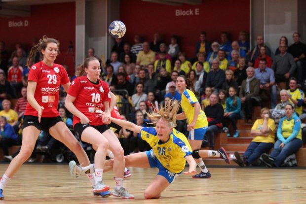 Stefanie Hummel wird zu Fall gebracht und musste anschließend behandelt werden. Foto: Jan Kaefer