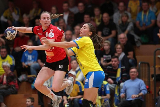 Laura Majer packt sich hier die Freiburgerin Rebecca Dürr. Foto: Jan Kaefer