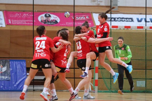 Riesenjubel bei den Freiburgerinnen nach der Schlusssirene. Foto: Jan Kaefer