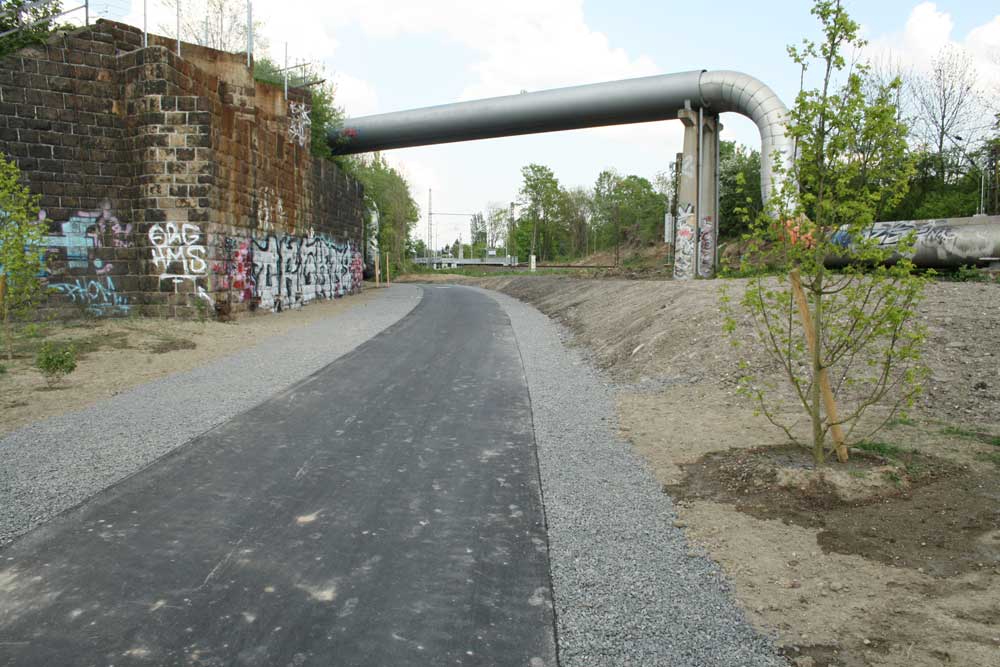 Hier beginnt der Bahnbogen: Brückenkopf an der S-Bahn-Station Anger-Crottendorf. Foto: Ralf Julke