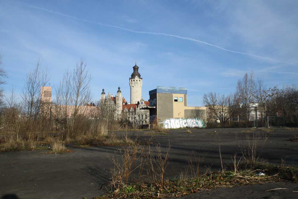 Blick über das alte Markthallengrundstück zum Neuen Rathaus. Foto: Ralf Julke