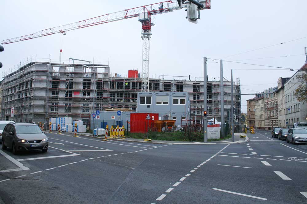 Der Neubau des Pflegeheims mit der von Containern besetzten Grünfläche davor. Foto: Ralf Julke