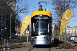 XL-Straßenbahn auf der Messekehre. Foto. Ralf Julke