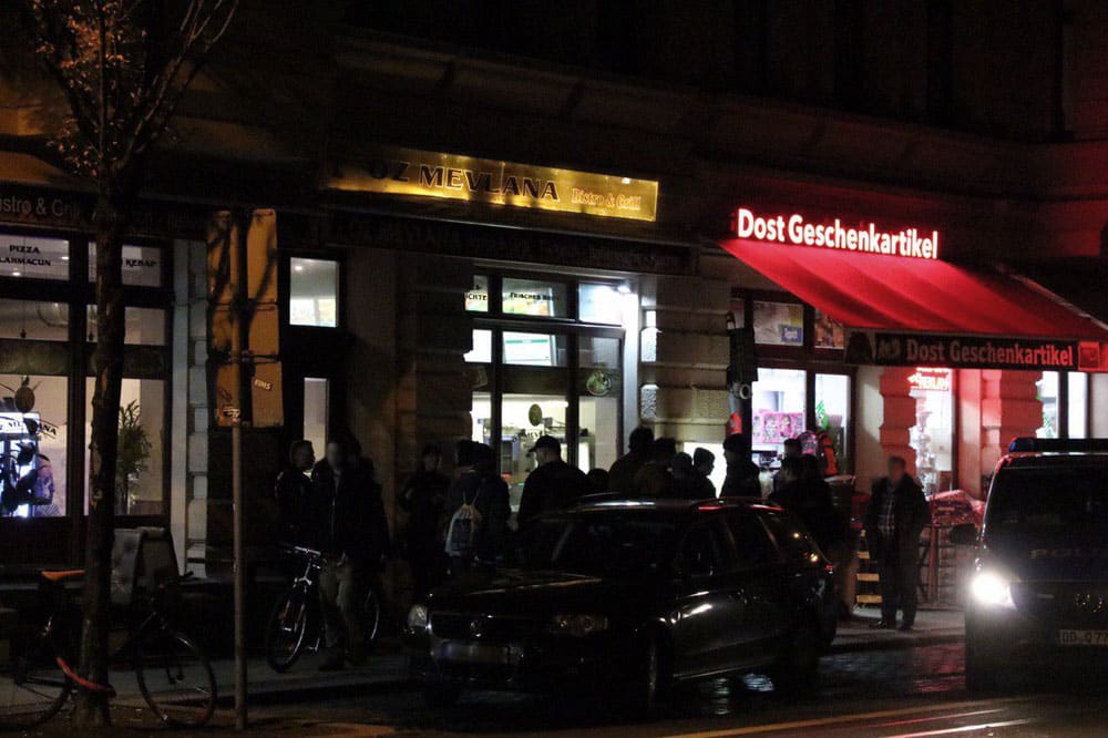 Geballte Einsatzkraft vor einem Ladengeschäft in der Eisenbahnstraße. Foto: L-IZ.de