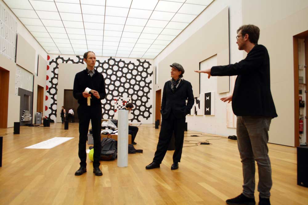 Künstler Michael Riedel, Komponist Oliver Augst und Kurator Marcus Andrew Hurttig. Foto: Ralf Julke