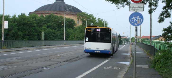 Bus auf der Schlachthofbrücke. Foto: Ralf Julke