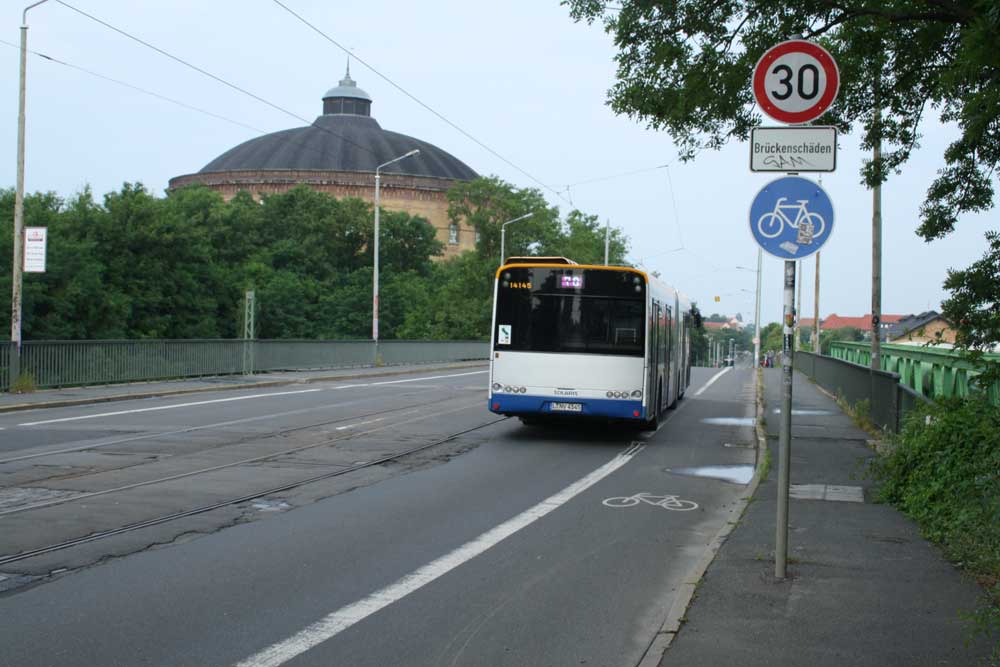 Bus auf der Schlachthofbrücke. Foto: Ralf Julke