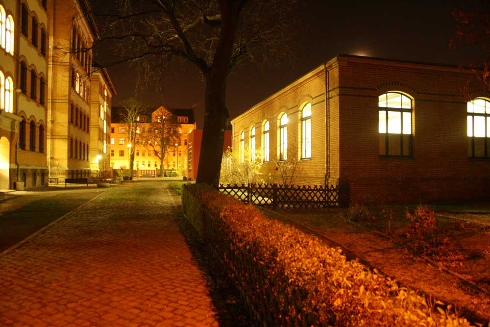 Beleuchteter Schulhof. Foto: Ralf Julke