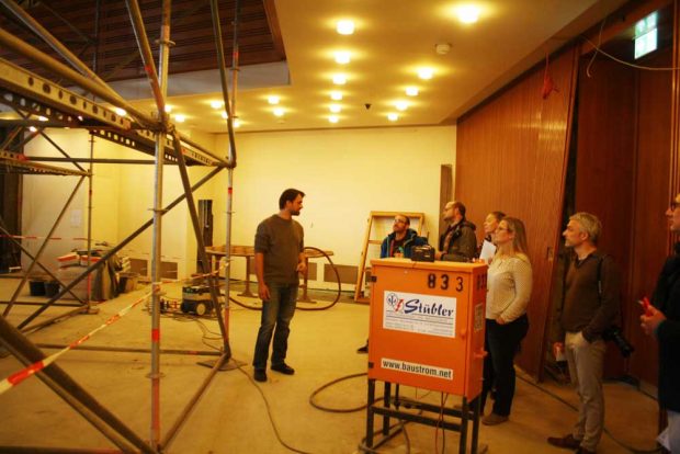 Mit Architekt Marc Thielmann im Sitzungsaal. Foto: Ralf Julke