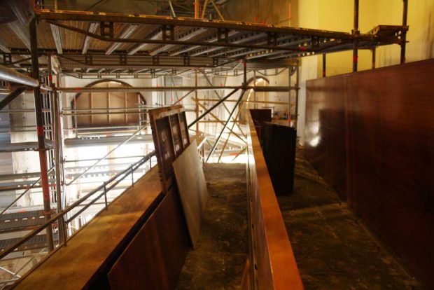 "Abgeschnittene" Empore auf der Nordseite des Saales. Foto: Ralf Julke