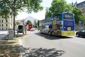 Stadtrundfahrtbusse in der Beethovenstraße. Foto: Ralf Julke