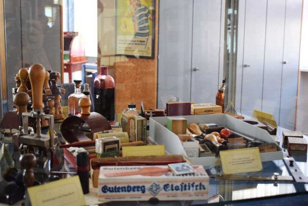 Was Sparkassenmitarbeiter früher alles so brauchten. Foto: Stadt Grimma