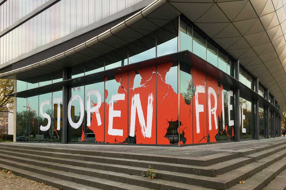 Gestaltung der Glasfassade des Deutschen Buch- und Schriftmuseums aus Anlass der Ausstellung „Störenfriede“ Foto: DNB, Julia Rinck, CC-BY-SA 3.0 DE