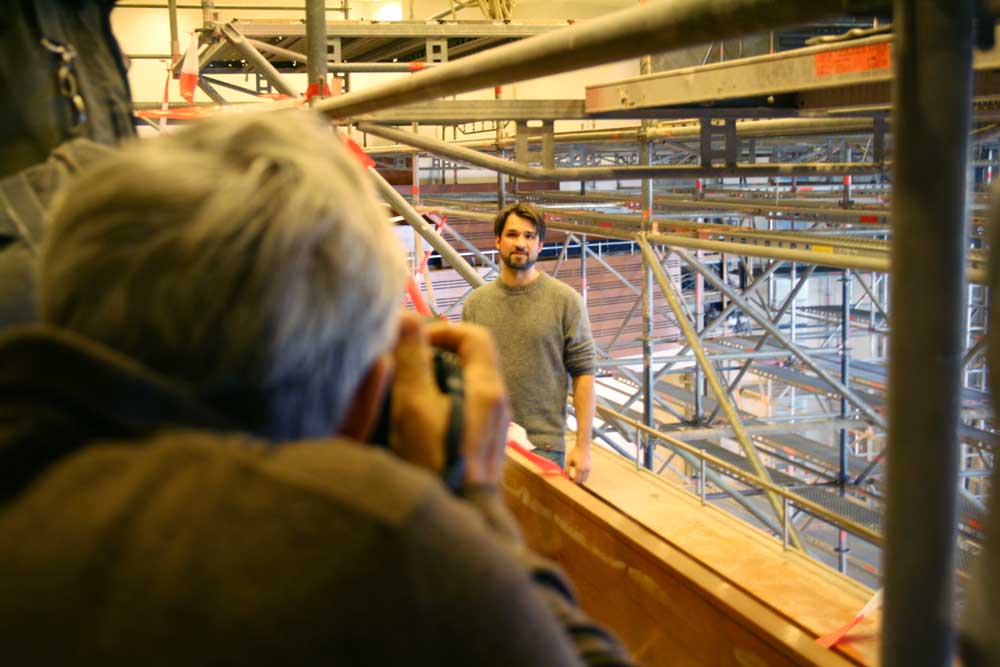 Mit Architekt Marc Thielmann im Sitzungsaal. Foto: Ralf Julke