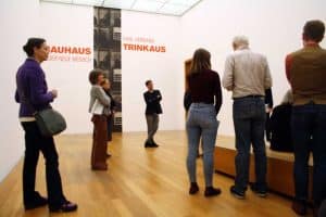 Eingangssituation in die Ausstellung „Karl Hermann Trinkaus. Bauhaus - Der neue Mensch“. Foto: Ralf Julke