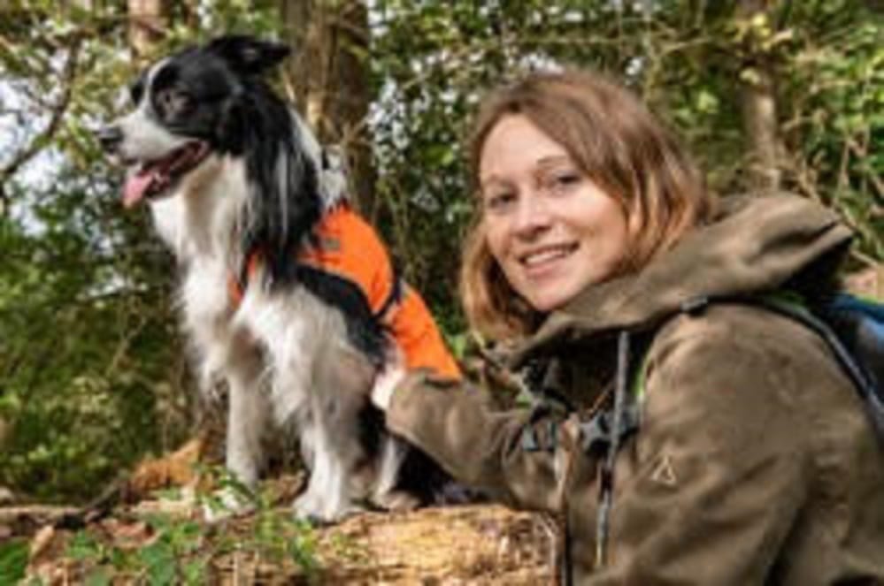 Annegret Grimm-Seyfarth mit Spürhund Zammy Bild: André Künzelmann / UFZ