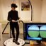 Jacob Bellmund bewegt sich auf der Plattform in einer trapezförmigen virtuellen Umgebung. Foto: DoellerLab