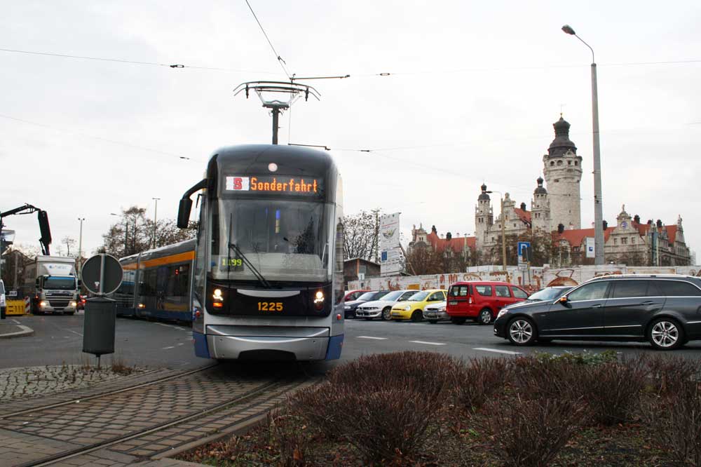 XXL-Straßenbahn der LVB. Foto: Ralf Julke
