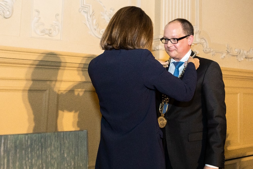 Investitur: Amtsvorgängerin Prof. Gesine Grande überreicht dem neuen HTWK-Rektor Prof. Mark Mietzner die Amtskette. Quelle: Swen Reichhold/HTWK Leipzig