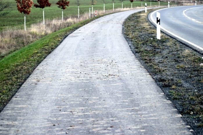 Spannende Entdeckungen: Schlammspuren auf den Wegen vor dem Tagebau Peres. Foto: Michael Freitag