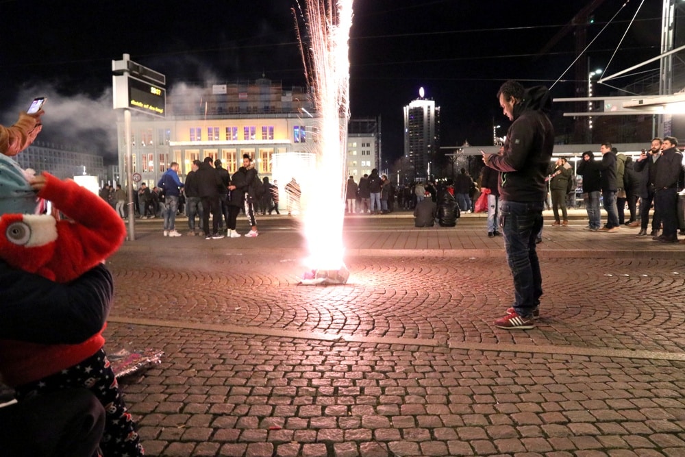 Silvester in Leipzig - der Augustusplatz wird zu einem einzigen Flammenmeer. Foto: Michael Freitag